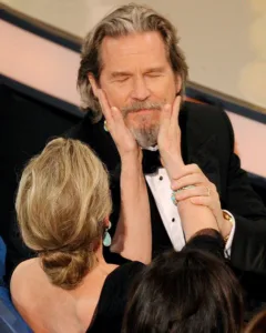 Jeff Bridges Fell for Waitress, Accepting Her with Facial Injuries — Years Later She Doesn’t Leave Him When Death Looms